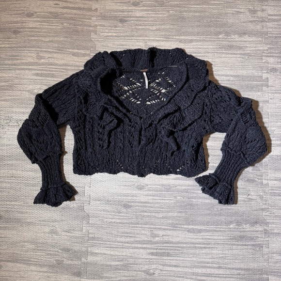 Free People Sweaters - Free People Avery Crop Cardigan in Black Size Small